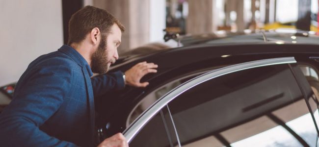 Se você está pensando em comprar um carro usado, provavelmente já sabe que existem muitos fatores a considerar. Além do preço, da marca e do modelo, você também precisa verificar as condições do veículo, tanto por dentro quanto por fora. Mas como saber se o carro que você está de olho é uma boa opção ou uma furada? Neste post, vamos dar algumas dicas de como avaliar um carro usado e evitar surpresas desagradáveis.