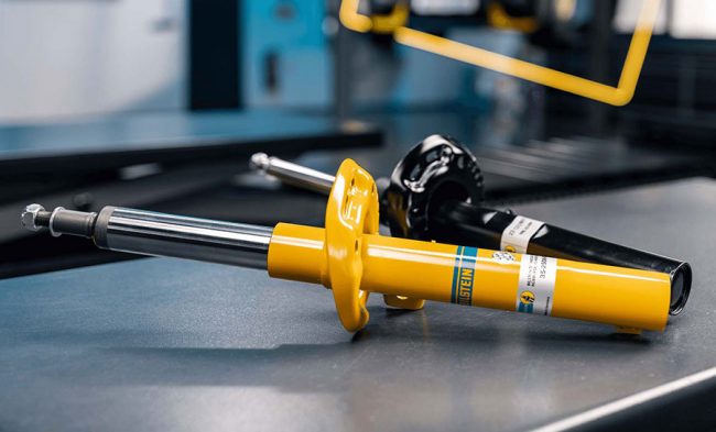 Um amortecedor é um dispositivo mecânico que faz parte da suspensão do carro. Ele é composto por um tubo cilíndrico que contém um pistão, uma mola e um fluido hidráulico ou a gás. O pistão se move dentro do tubo conforme o movimento da roda, comprimindo ou expandindo a mola e o fluido. A função do amortecedor é controlar a oscilação da mola, que tende a continuar se movendo após um impacto. O amortecedor dissipa a energia cinética da mola em forma de calor, reduzindo a amplitude e a frequência das vibrações. Assim, ele evita que o carro salte ou balance demais, mantendo o contato da roda com o solo e melhorando a dirigibilidade e a segurança.