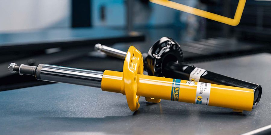 Um amortecedor é um dispositivo mecânico que faz parte da suspensão do carro. Ele é composto por um tubo cilíndrico que contém um pistão, uma mola e um fluido hidráulico ou a gás. O pistão se move dentro do tubo conforme o movimento da roda, comprimindo ou expandindo a mola e o fluido. A função do amortecedor é controlar a oscilação da mola, que tende a continuar se movendo após um impacto. O amortecedor dissipa a energia cinética da mola em forma de calor, reduzindo a amplitude e a frequência das vibrações. Assim, ele evita que o carro salte ou balance demais, mantendo o contato da roda com o solo e melhorando a dirigibilidade e a segurança.