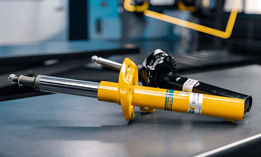 Um amortecedor é um dispositivo mecânico que faz parte da suspensão do carro. Ele é composto por um tubo cilíndrico que contém um pistão, uma mola e um fluido hidráulico ou a gás. O pistão se move dentro do tubo conforme o movimento da roda, comprimindo ou expandindo a mola e o fluido. A função do amortecedor é controlar a oscilação da mola, que tende a continuar se movendo após um impacto. O amortecedor dissipa a energia cinética da mola em forma de calor, reduzindo a amplitude e a frequência das vibrações. Assim, ele evita que o carro salte ou balance demais, mantendo o contato da roda com o solo e melhorando a dirigibilidade e a segurança.