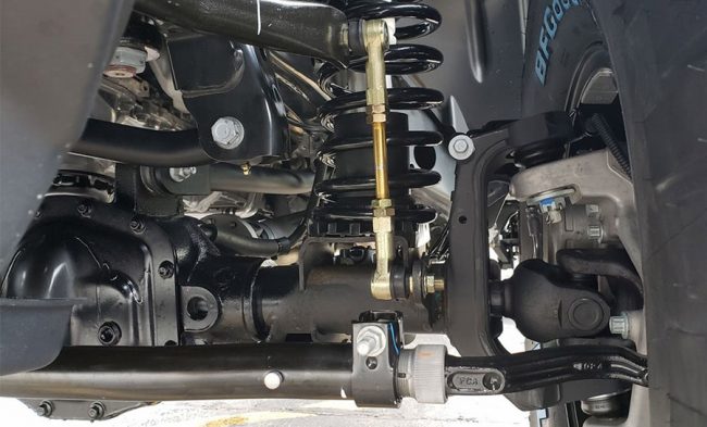 A bieleta é uma haste metálica que liga a barra estabilizadora ao sistema de suspensão do carro. Ela é fixada nas extremidades por meio de buchas ou pinos, que permitem que ela se movimente conforme as irregularidades do solo. A bieleta é uma peça que faz parte do conjunto da suspensão, que é responsável por absorver os impactos e manter o contato dos pneus com o solo.