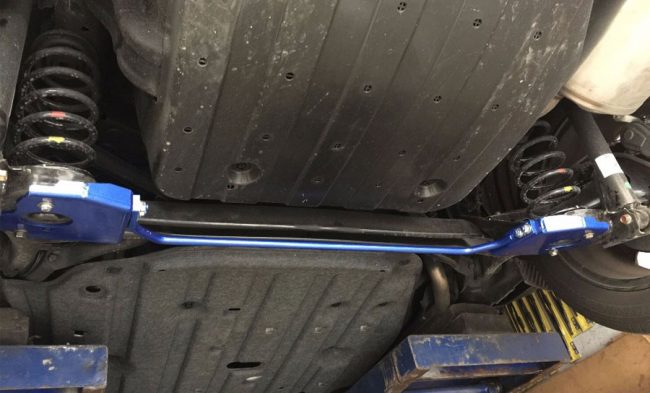 Uma barra estabilizadora é um componente do sistema de suspensão de um veículo que tem como função reduzir a rolagem da carroceria nas curvas e melhorar a estabilidade e o conforto na condução. A barra estabilizadora é uma peça metálica em forma de U que liga as rodas de um mesmo eixo por meio de braços e buchas. Ela funciona como uma mola torsional que absorve e distribui as forças laterais que atuam sobre o veículo quando ele faz uma curva.