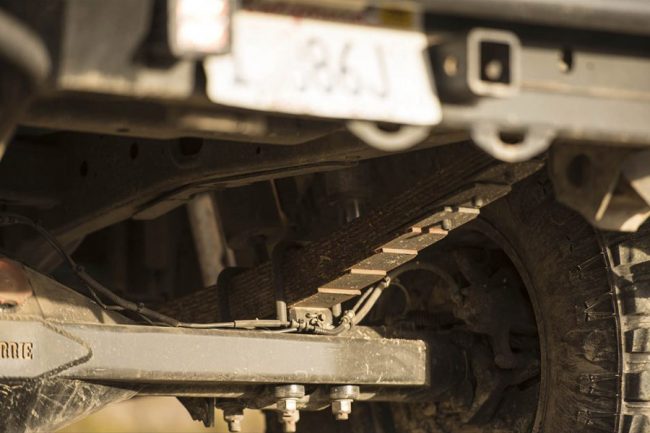 Suas peças são compostas por lâminas de aço arqueadas, podendo ser uma ou mais lâminas, que podem ser empilhadas e montadas acima ou abaixo do eixo (mas não em sistemas independentes), além disso, os feixes de molas fazem a ligação do eixo ao chassi. Sua principal função, além de garantir a altura do veículo, é absorver impactos causados pelas irregularidades do solo, e suportar seu peso, por se tratar de um sistema muito mais parrudo que as molas, ele aguenta bastante peso, por isso é o mais usado em caminhões, ônibus e pick-ups.