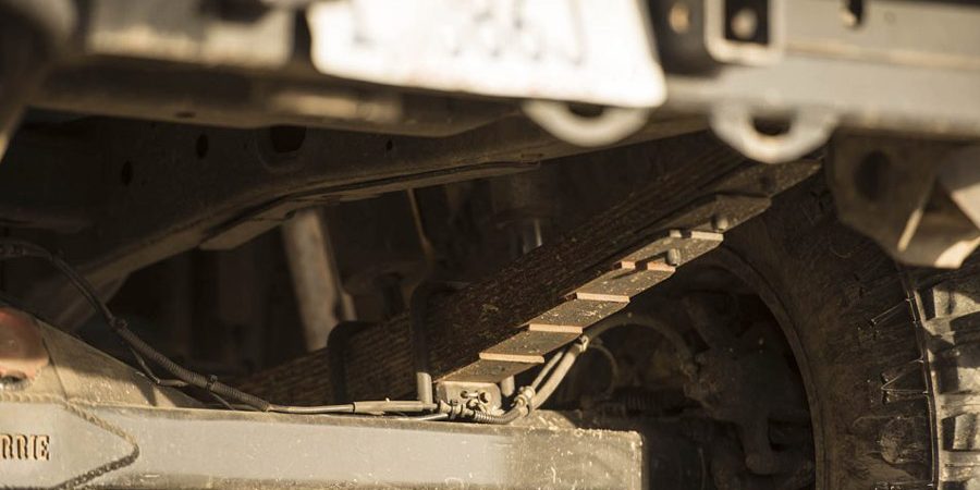 Suas peças são compostas por lâminas de aço arqueadas, podendo ser uma ou mais lâminas, que podem ser empilhadas e montadas acima ou abaixo do eixo (mas não em sistemas independentes), além disso, os feixes de molas fazem a ligação do eixo ao chassi. Sua principal função, além de garantir a altura do veículo, é absorver impactos causados pelas irregularidades do solo, e suportar seu peso, por se tratar de um sistema muito mais parrudo que as molas, ele aguenta bastante peso, por isso é o mais usado em caminhões, ônibus e pick-ups.