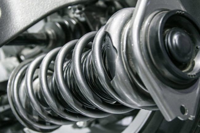 Além de garantir a altura do carro, as molas auxiliam os amortecedores na movimentação da suspensão. Falaremos agora sobre os diferentes tipos que existem.